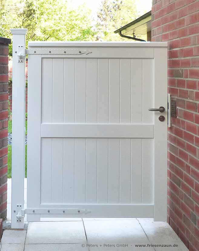 Blickdichte Sichtschutztore - Hartholz nach Maß.