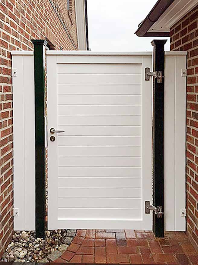 Blickdichte Sichtschutztore - Hartholz nach Maß.