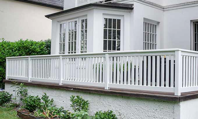 Massiver Geländer Terrasse + Balkon - Stadtvilla Renovierung Anspruchsvolles Geländer - weißer Terrassenzaun im Friesenstil.