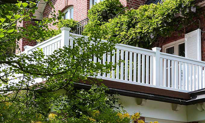 Weißes Holzgeländer - Holzterrasse  Alle Holzgeländer können in jedem RAL Farbton geliefert werden. Balkongeländer mit Garantie - Peters + Peters GmbH, 24568 Kaltenkirchen.