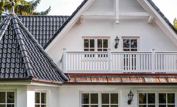 Geländer für Balkon + Terrasse -  individuelle Balkongeländer Klassisches Balkongeländer aus wertvollem Hartholz im Sylter Friesenstil - Anfertigung nach Maß. Beratung - Planung - Montage aus einer Hand.
