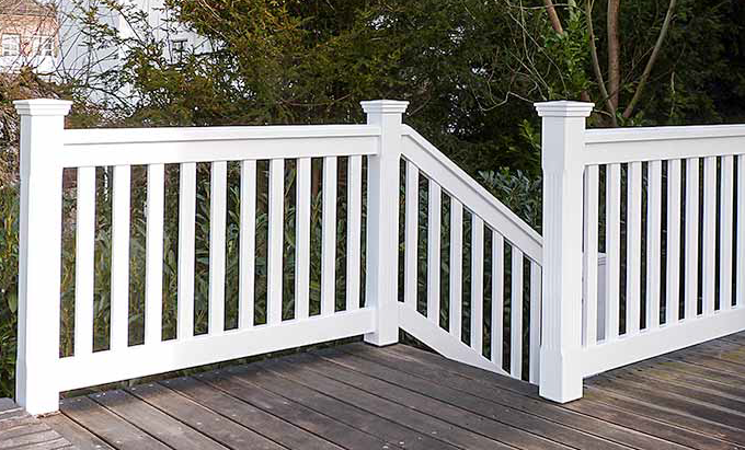 Treppengeländer im Sylter Friesenstil - Hartholz weiß lackiert Sylter Treppengeländer aus wertvollem Hartholz - weißes Geländer für Treppe und Holzterrasse - Terrassendeck von Peters + Peters.