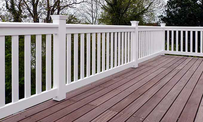 Geländer weiß für Balkon + Terrasse Geländer für Terrasse , Balkon und Treppe - Hartholz weiß mit 25 Jahren Garantie