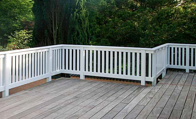 Terrassendeck aus Holz mit weißem Balkongeländer aus Hartholz Balkongeländer aus Hartholz von Peters + Peters. Wir bieten Beratung - Planung - Produktion - Montage aus einer Hand.
