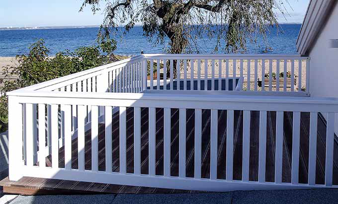 Balkongeländer - Terrassenzaun weiß - absolut wetterfest auch in salziger Seeluft. Holzterrasse mit herlischem Ausblick auf die Ostsee und einem weißem Terrassengeländer von Peters + Peters - Qualität mit 25 Jahren Garantie.