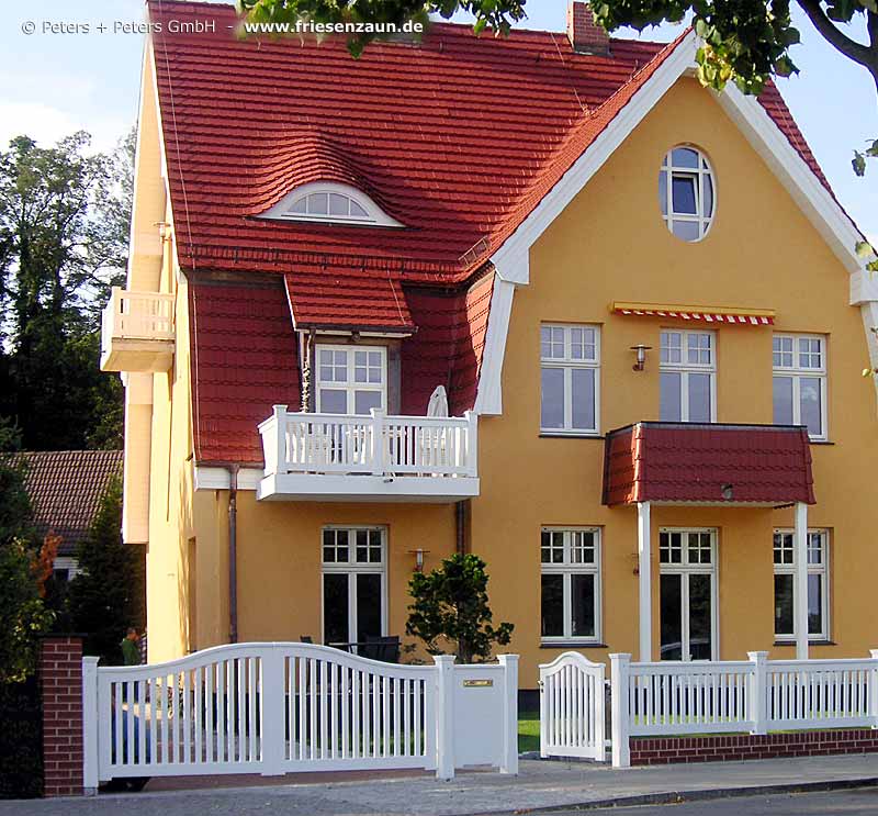 Gartentor, Gartenzaun + Balkongeländer aus wertvollem Hartholz - Maßanfertigung mit 25 Jahren Garantie.