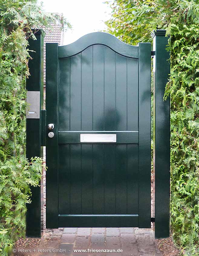 Blickdichtes Sichtschutz-Einzeltor - Hartholz grün lackiert - Gegensprechanlage, Briefschlitz und Türknauf aus rostfreiem Edelstahl.