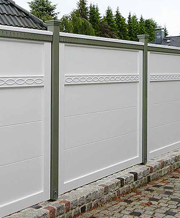 Schützen Sie sich vor unerwünschtem Einblick - die extra massiven Sichtschutzzäune von Peters + Peters werdennach Maß gefertigt - mit Garantie.