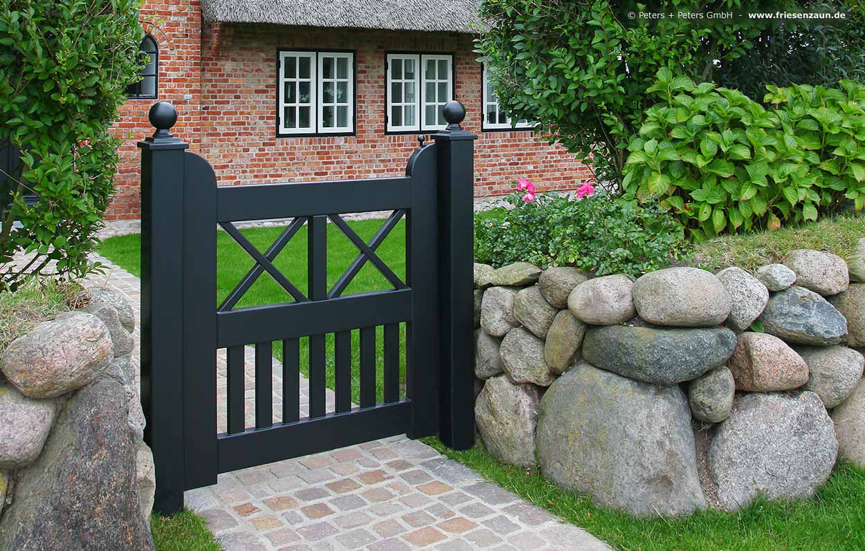 Sylter Gartentor mit Satteldach - Friesentor SCHLESWIG aus dauerhaftem Hartholz - Maßanfertigung von Peters + Peters.