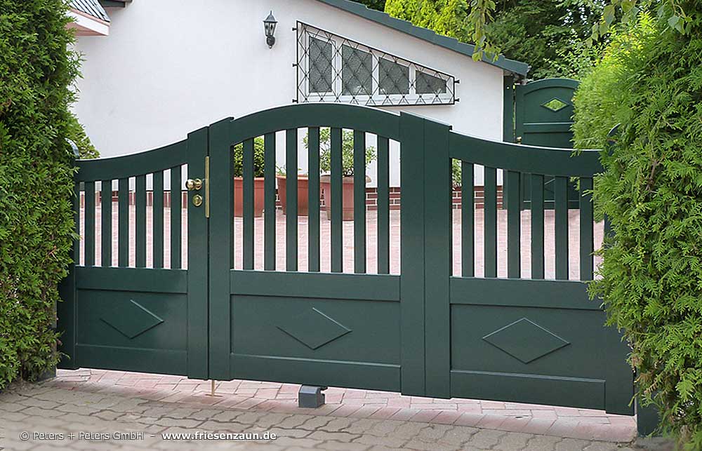 Grünes Sichtschutztor Holztor mit asymmetrischer Aufteilung - 1 kleiner Fußgängerflügel und ein großer PKW-Torflügel.