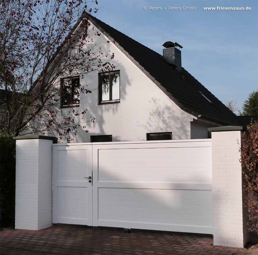 Asymmetrisches Sichtschutztor - Blickdichtes Hoftor - Hartholz wetterfest weiß lackiert - Maßanfertigung von Peters + Peters.