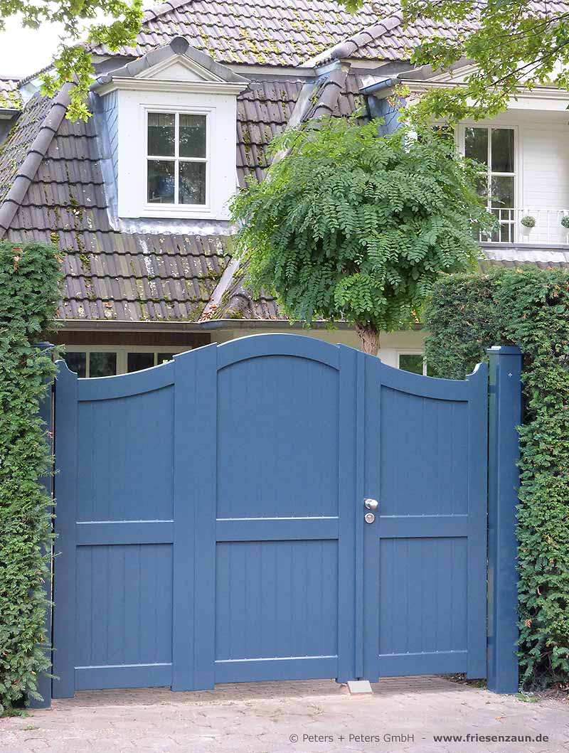 Asymmetrische Sichtschutztor von Peters + Peters - Anfertigung nach Maß - über 200 Farbtöne lieferbar.