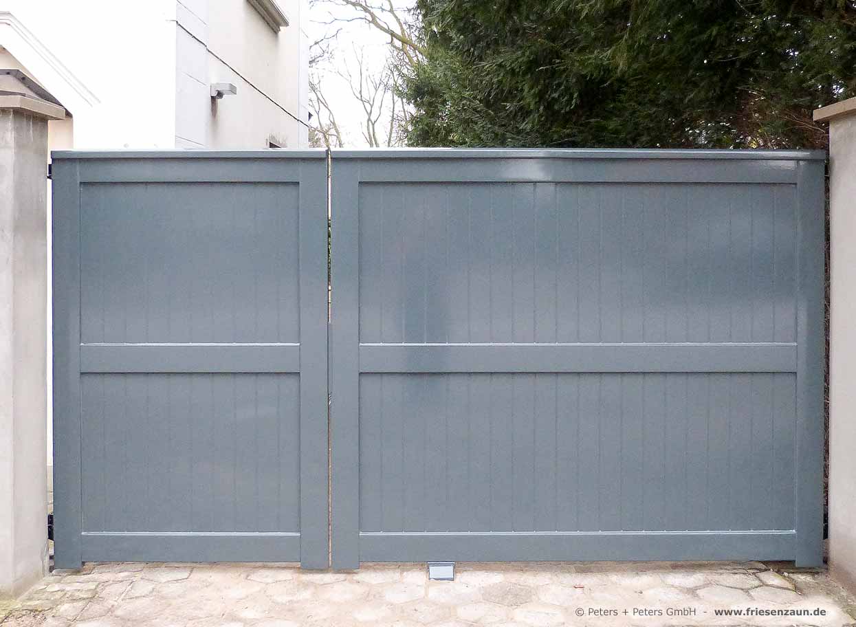 Asymmetrisches Sichtschutztor mit 210 cm Höhe - Mauerpfosten - Hoftore nach Maß.