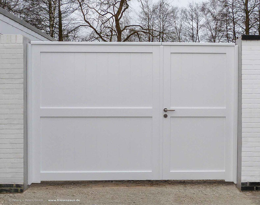 Asymmetrische Hoftor - Blickdichte Einfahrtstore aus FSC Hartholz - weiß oder RAL lackiert.