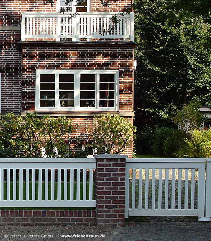 Balkongeländer + Gartentor / Gartenzaun in einem Stil - Hartholz weiß mit Satteldach - Nostalgie pur.