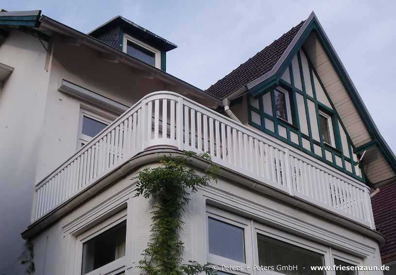 Balkongeländer - Weißes Balkongeländer aus wertvollem Hartholz - Maßanfertigung mit 25 Jahren Garantie