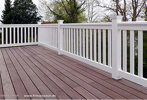 Dachterrasse mit Terrassenzaun - Balkongeländer - Extra massives Holzgeländer absolut wetterfest weiß lackiert.