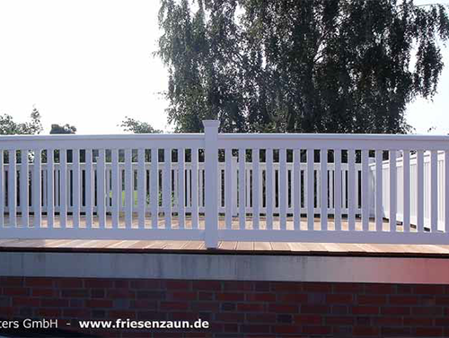 Wetterfestes Balkongeländer aus ODUM-IROKO Hartholz - Maßanfertigung mit 25 Jahren Garantie.