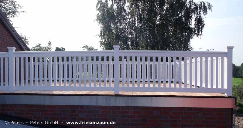 Wetterfestes Balkongeländer aus ODUM-IROKO Hartholz - Maßanfertigung mit 25 Jahren Garantie.