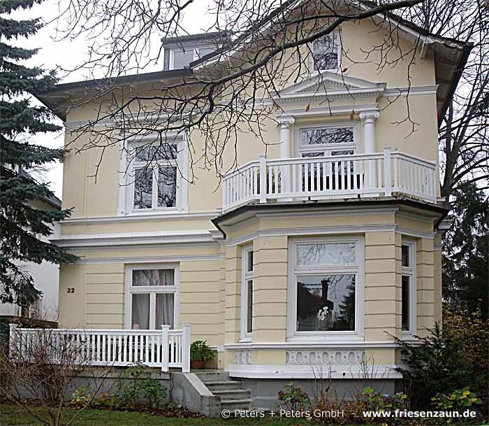 Balkon- und Treppengeländer - Weißes Holzgeländer für Haus, Garten und Terrasse - Maßanfertigung von Peters + Peters.