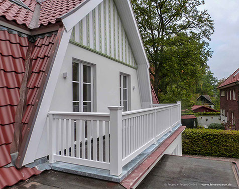 Dekoratives Balkongeländer aus wetterfestem Hartholz - Anfertigung nach Maß mit bis zu 25 Jahren Garantie.