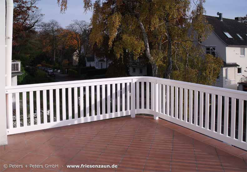 Hartholz Balkongeländer mit gerundeten Ecken - Der Handlauf ist durchgehend gestaltet und verläuft über den Pfosten.
