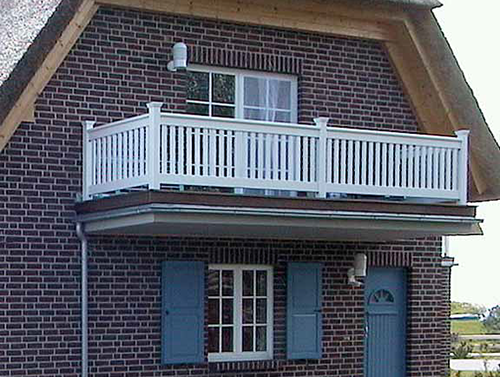 Balkongeländer Hartholz weiß&nbsp; - Holzgeländer aus ODUM-IROKO Hartholz - Maßanfertigung mit 25 Jahren Garantie.