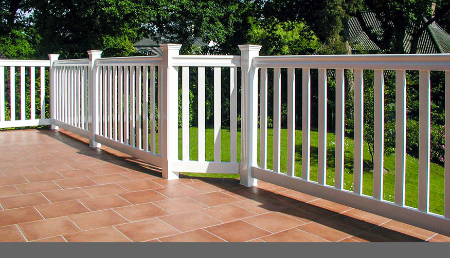 Weißes Balkongeländer mit Anspruch - Massive Holzgeländer aus wertvollem Hartholz - Maßanfertigung mit 25 Jahren Garantie.