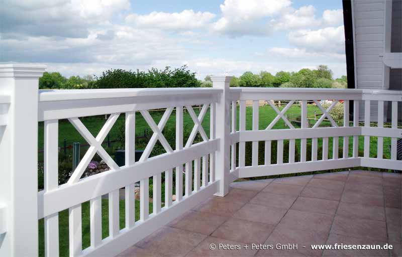 Balkongeländer mit Kreuzen - Weißes Balkongeländer aus wertvollem Hartholz - Maßanfertigung mit 25 Jahren Garantie