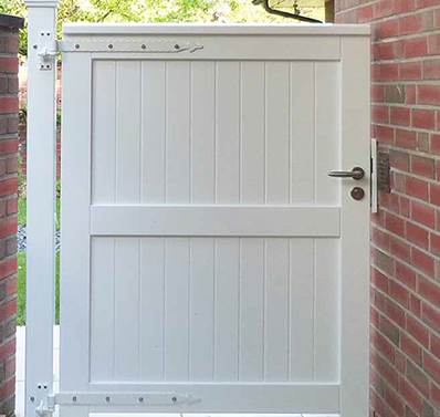 Zwischen Garage und Hauswand - Hohe Gartentür aus wertvollem Hartholz - Anfertigung nach Maß mit 25 Jahren Garantie.