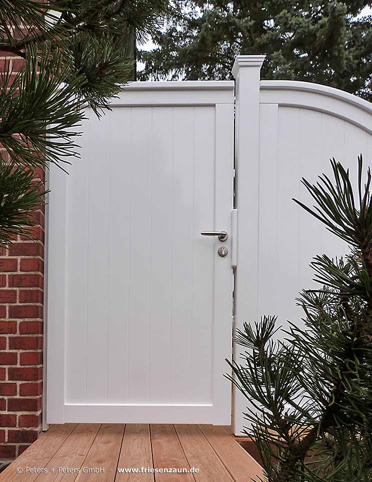Weiße Gartentür aus wertvollem Hartholz - Hohes Einzeltor Garten mit blickdichter Füllung.