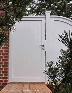 Weiße Gartentür aus wertvollem Hartholz - Hohes Einzeltor Garten mit blickdichter Füllung.