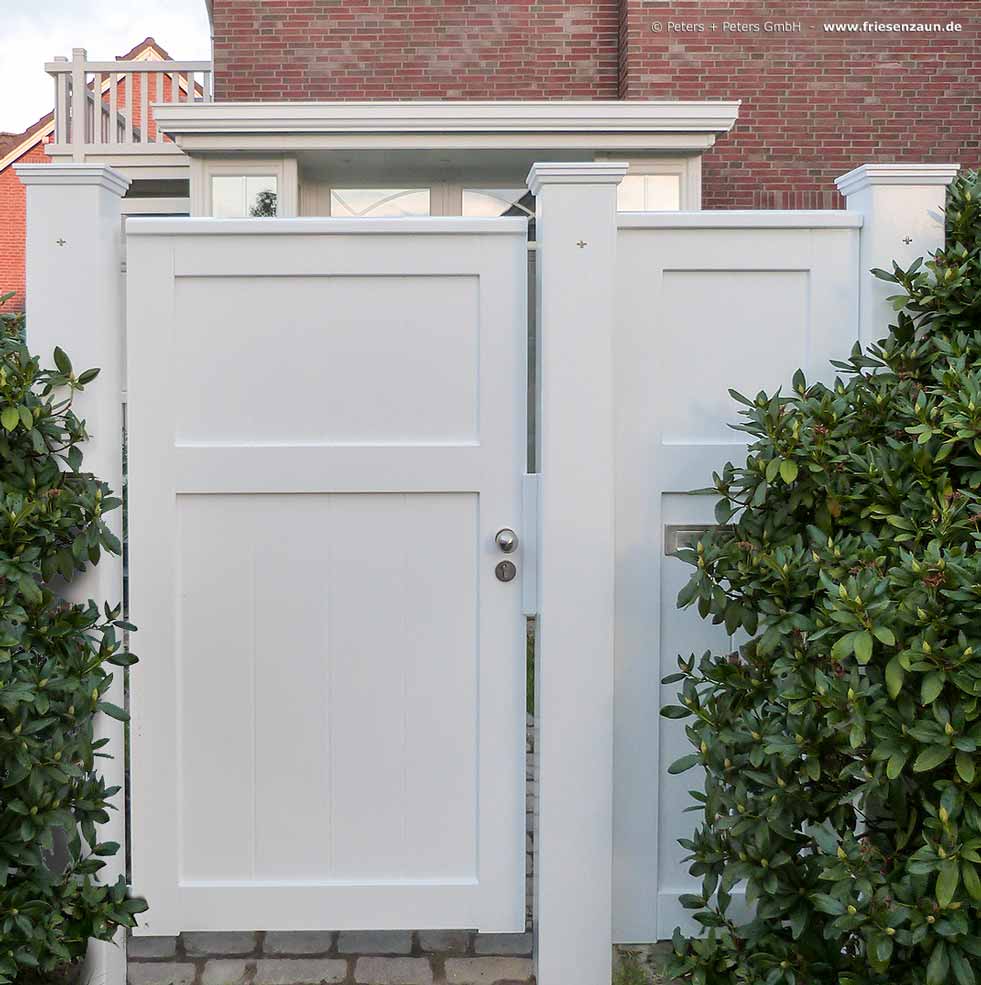 Friesentor mit geschlossener Füllung - Einzeltor Holz weiß - Höhe 200 cm - Holztor mit integriertem Briefkasten.