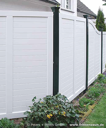 Schützen Sie sich vor unerwünschtem Einblick - die extra massiven Sichtschutzzäune von Peters + Peters werdennach Maß gefertigt - mit Garantie.