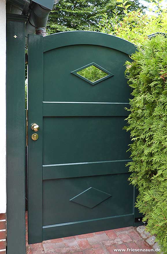 Individuelle Gartentür aus ODUM-IROKO Hartholz  - absolut wetterfest grün lackiert im Farbton tannengrün - RAL 6009.