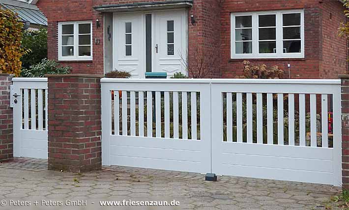 Weiße Gartentor und Gartenpforte OHLAND - Gartentoranlage mit elektrischem Torantrieb - passgenau montiert zwischen vorhandene Mauerpfosten.