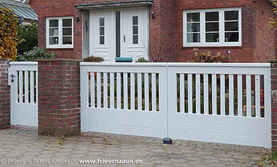 Weiße Gartentor und Gartenpforte OHLAND - Gartentoranlage mit elektrischem Torantrieb - passgenau montiert zwischen vorhandene Mauerpfosten.