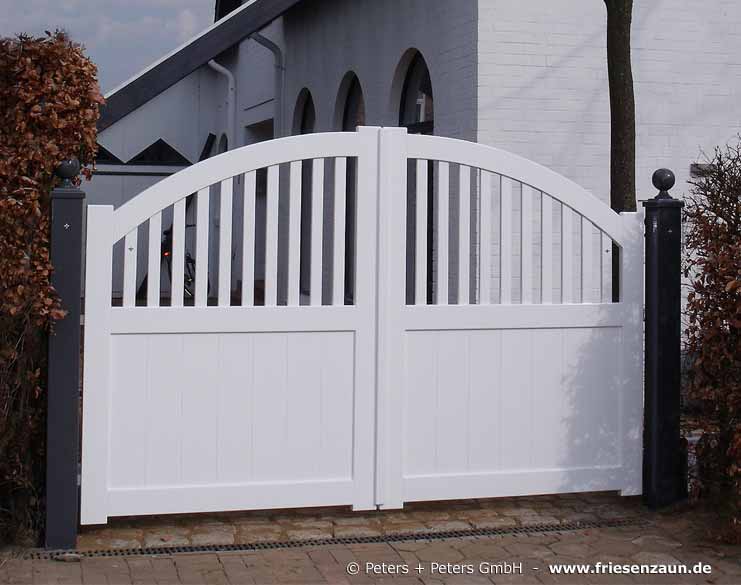 Individuelles Sichtschutztor aus dauerhaftem Iroko Hartholz - Weißes Hoftor mit dunklen Pfosten.