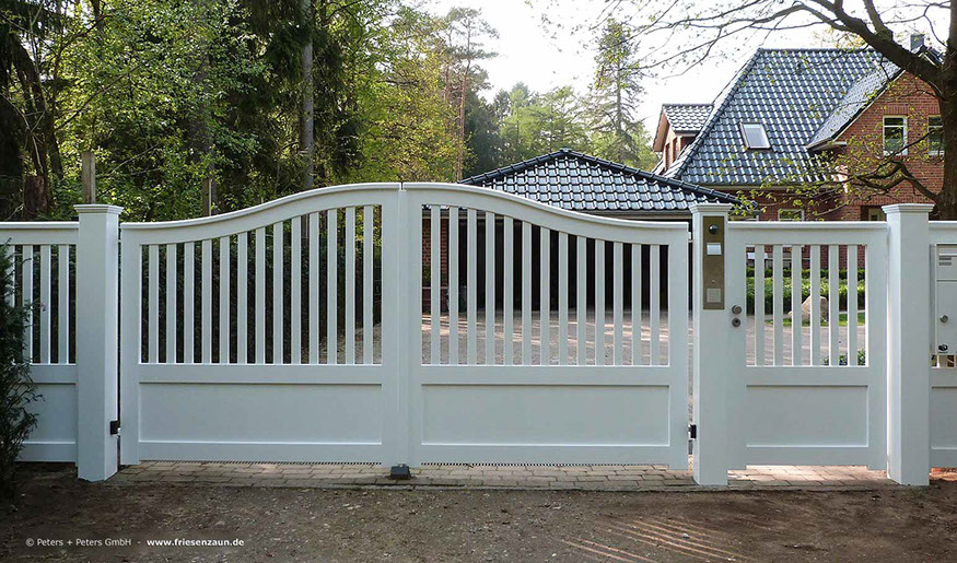 Weiß lackierte Gartentoranlage aus FSC Hartholz mit Edelstahl-Türgriff + Schloss - Pfosten 14 x 14 und integriertem Briefkasten.