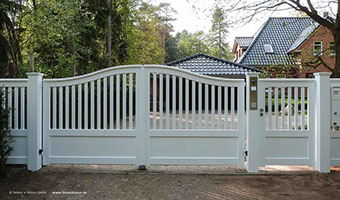 Blickdichte Gartentür aus FSC Hartholz mit Edelstahl-Türgriff + Schloss - Pfosten 14 x 14 und Sichtschutzwand als Maueranschluß.