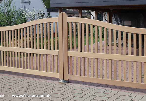 Anspruchsvolle Gartentoranlage aus dauerhaftem ODUM-IROKO Hartholz Natur - Hohe Gartentore geben Sicherheit und Sichtschutz.