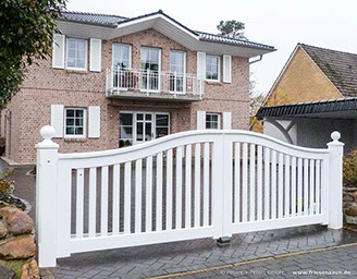 Ob modern, südländisch oder historisch - die hochwertigen Gartentore mit der Goldenen Lilie passen zu jedem Haustyp.