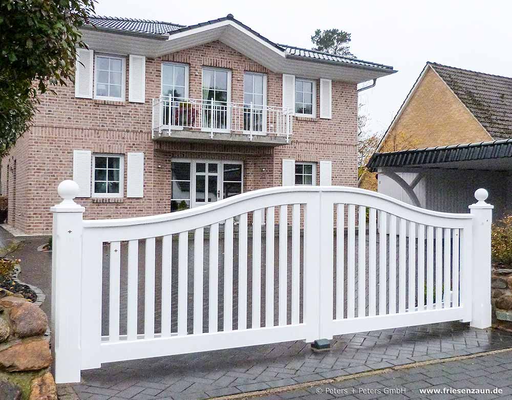 Syltre Gartentor Schleswig - weißes Holztor mit Nostalgie Satteldach - Orignal mit der Goldenen Lilie - Gartentore mit 25 Jahren Garantie.