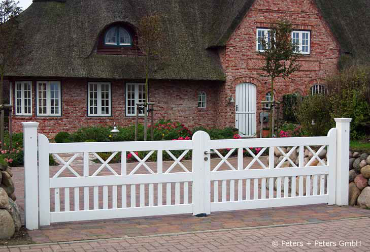 Sylter Gartentor mit Satteldach - Friesentor SCHLESWIG aus dauerhaftem Hartholz - Maßanfertigung von Peters + Peters.