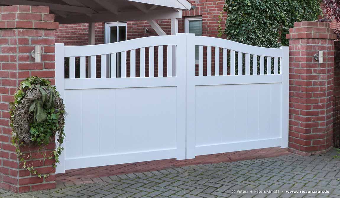 Hohes Gartentor mit zwei Torflügeln - Weißes Doppeltor mit elektrischem Torantrieb - Sichtschutztore nach Maß.