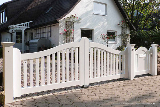 Sylter Gartentor mit Satteldach - Friesentor SCHLESWIG aus dauerhaftem Hartholz - Maßanfertigung von Peters + Peters.