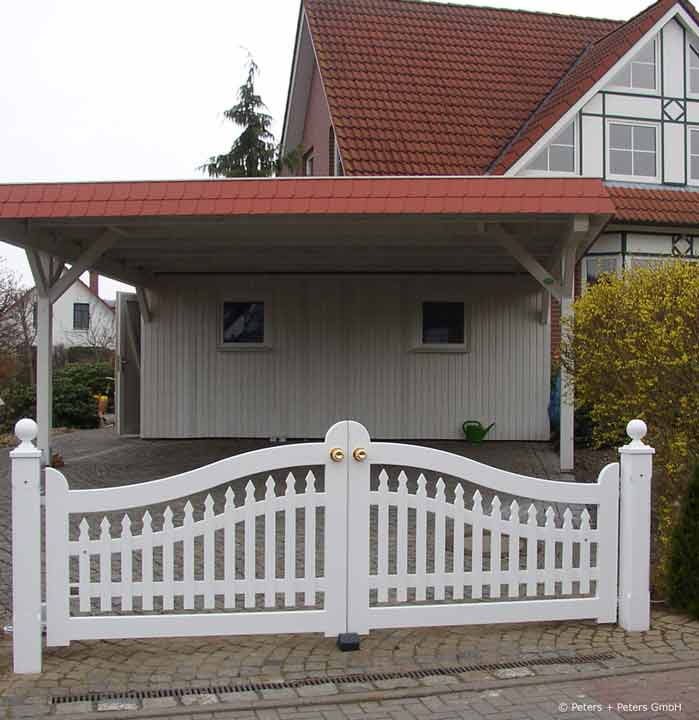 Sylter Gartentor mit Satteldach - Friesentor SCHLESWIG aus dauerhaftem Hartholz - Maßanfertigung von Peters + Peters.