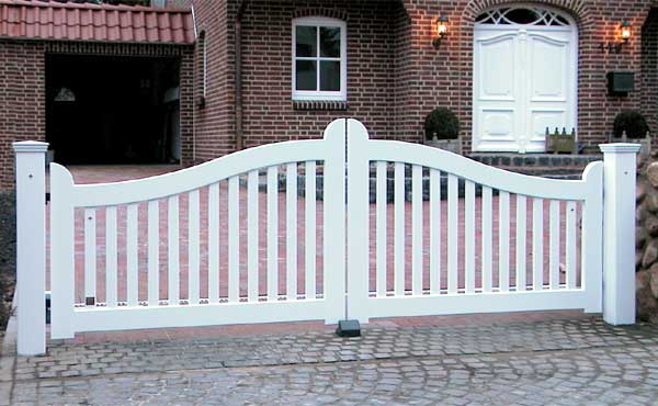 Sylter Gartentor mit Satteldach - Friesentor SCHLESWIG aus dauerhaftem Hartholz - Maßanfertigung von Peters + Peters.