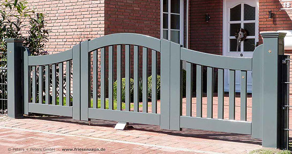 Sylter Gartentor grau (RAL 7016) - Friesentor Kortenland aus dauerhaftem Hartholz - Maßanfertigung von Peters + Peters.