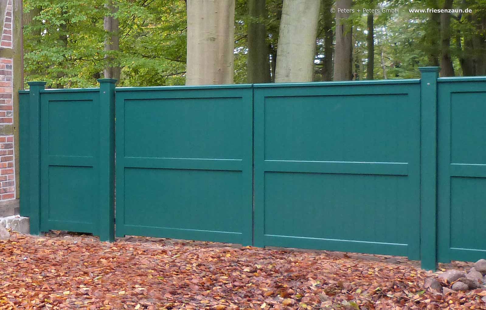 Blickdichte Gartentür aus FSC Hartholz mit Edelstahl-Türgriff + Schloss - Pfosten 14 x 14 und Sichtschutzwand als Maueranschluß.